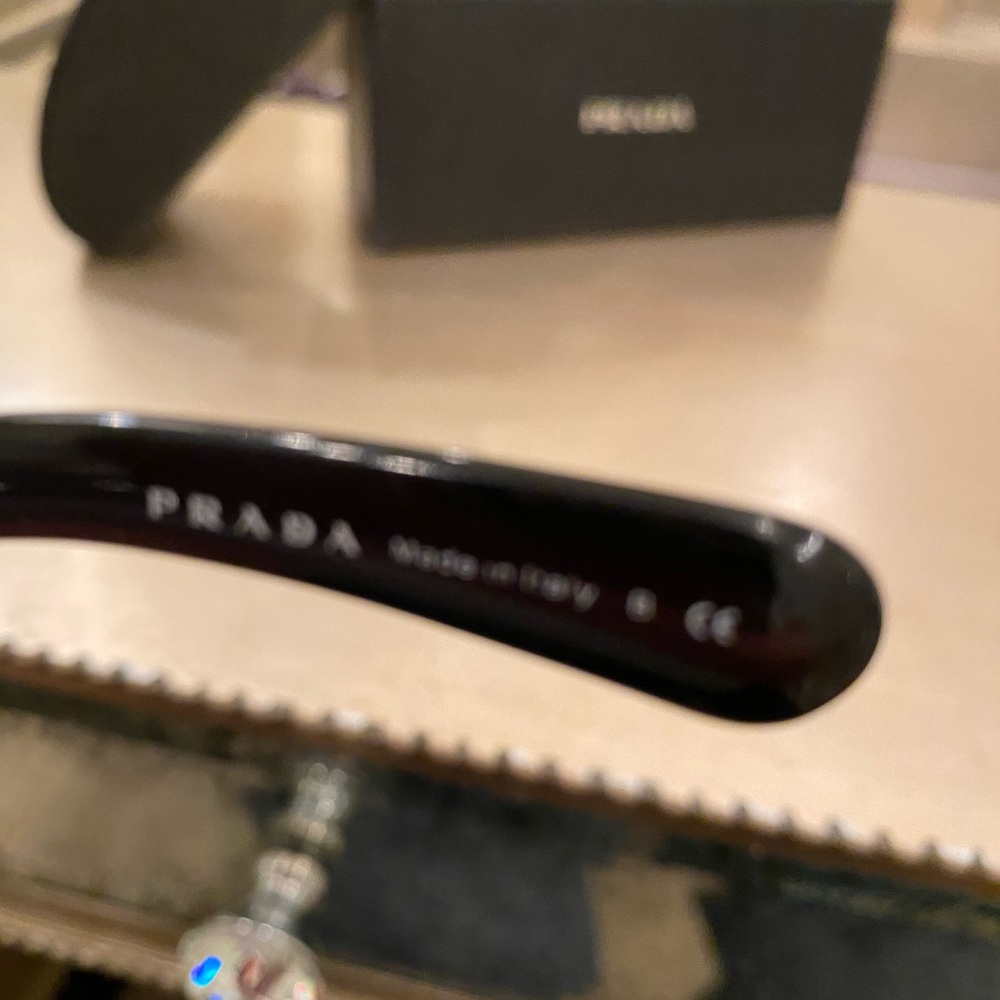 Prada like new sunglasses in excellent condition - Picture 7 of 7